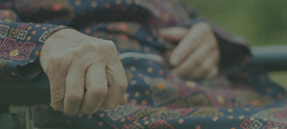 مطلقة تعاني من المرض المزمن تعول 2 من الأبناء بحاجة لمسكن يسندها